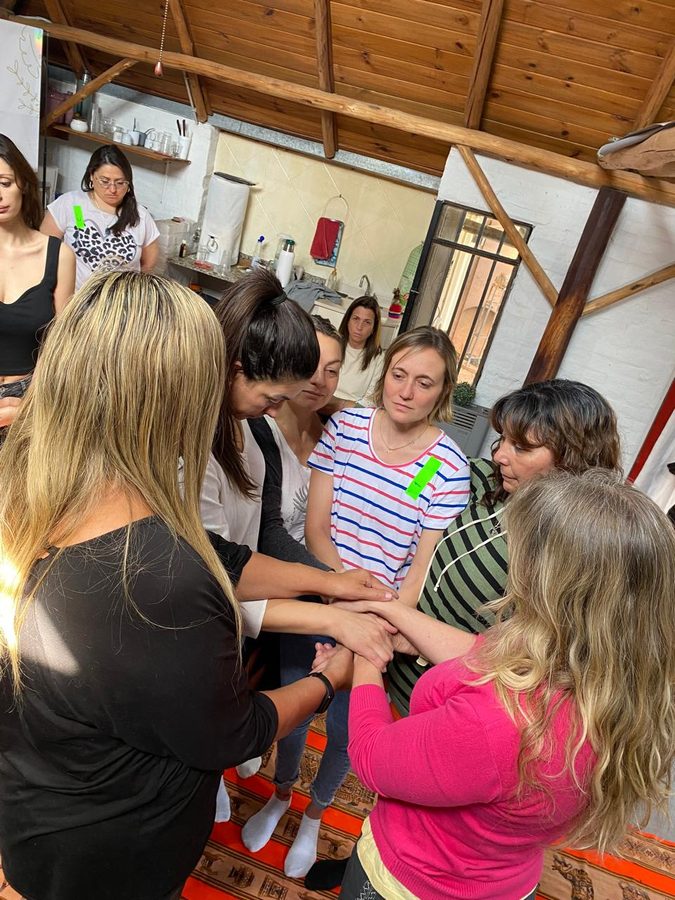 Marcela facilitando taller grupal 2
